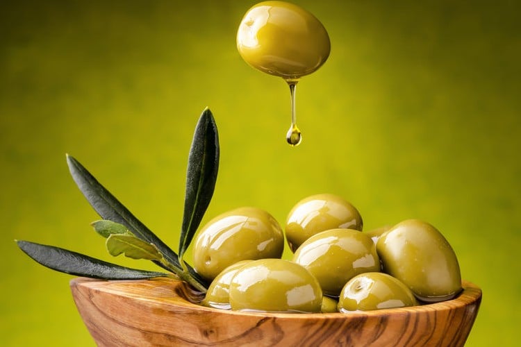 Homemade moisturizer for normal skin with olive oil